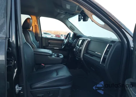 2017 Ram 1500 Laramie 4X4 5'7 Box z USA, uszkodzony, nr VIN 1C6RR7NT5HS726291